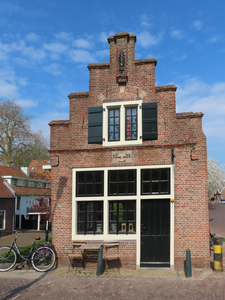 848578 Gezicht op de voorgevel van het monumentale pandje IJsselstraat 2 uit 1622 (KingsDish Indisch restaurant) te ...